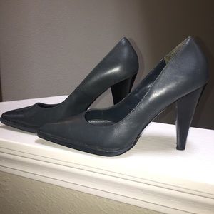 Simply Vera Charcoal & Black Pumps